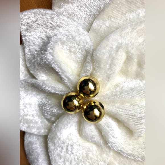 Christmas White Poinsettia Flower Flocked Felt Petals Gold Beads Ornament Set 4 - Picture 2 of 3